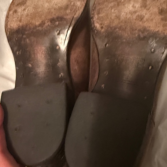 Frye Diana Cut Stud Short Boot Size: 7.5 - Picture 9 of 9